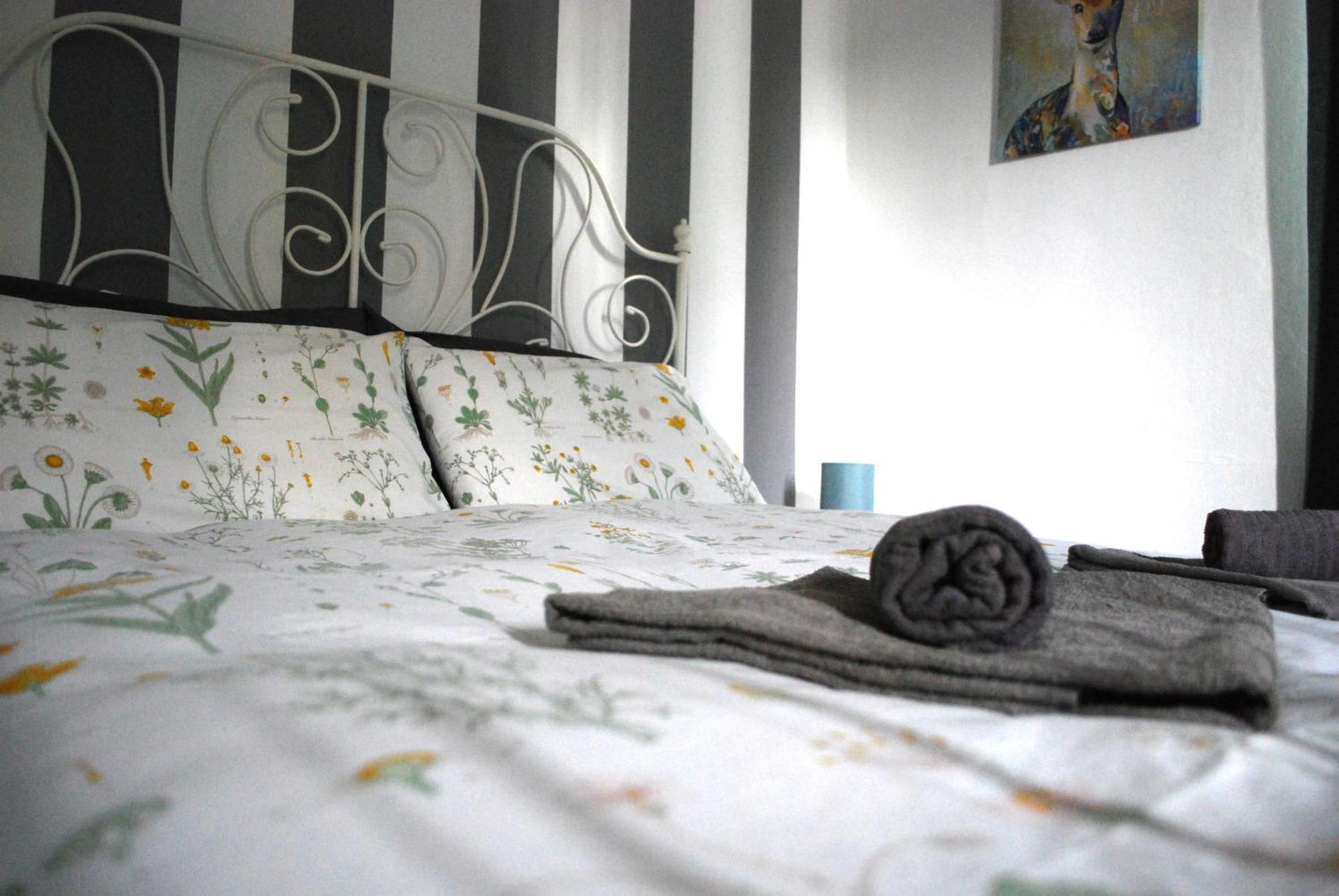 Bed and Breakfast Le Stanze Di Alicam Арона Екстер'єр фото